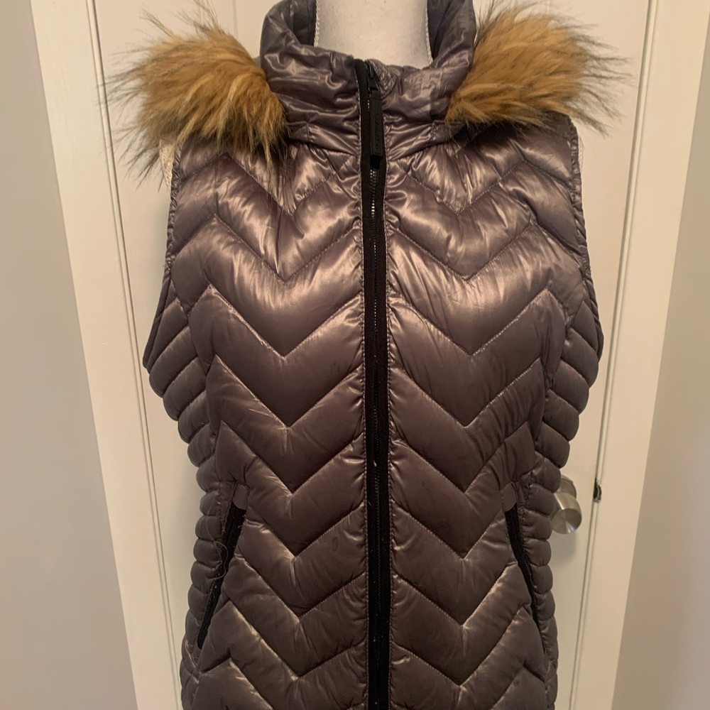 In great condition Size L Calvin Klein Vest With Zipper off Fur Hood withPockets
